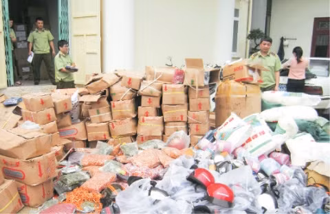 Lực lượng Quản lý thị trường tỉnh Thanh Hóa thu giữ, xử lý số lượng lớn hàng giả, hàng nhái tại thị trường nông thôn.