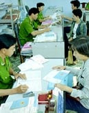 Người dân làm thủ tục nhập hộ khẩu.
(Ảnh: Thanh niên)