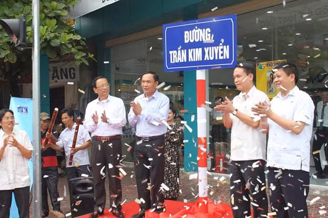 Gắn biển tên phố nhà báo, liệt sĩ Trần Kim Xuyến tại Hà Tĩnh