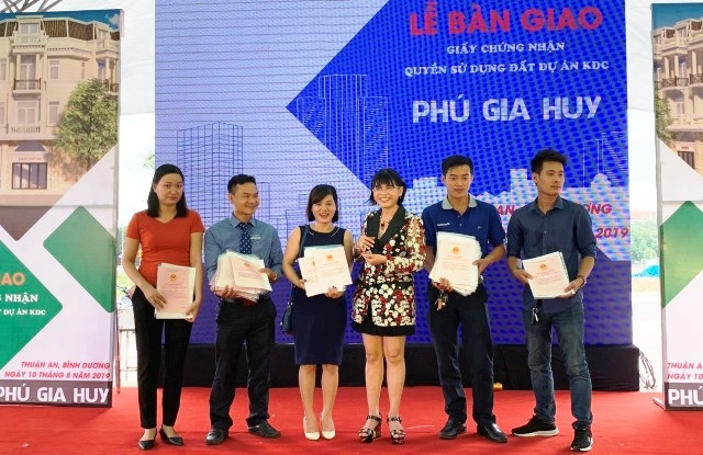 Trao sổ hồng khu nhà ở Phú Gia Huy