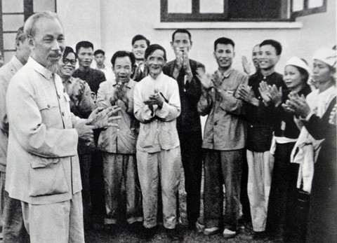 Chủ tịch Hồ Chí Minh nói chuyện với các Anh hùng và Chiến sĩ thi đua nông nghiệp (27-5-1957).   Ảnh Tư liệu