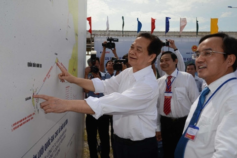 Thủ tướng Nguyễn Tấn Dũng xem sơ đồ quy hoạch dự án cấp điện lưới Quốc gia cho xã đảo Lại Sơn, huyện Kiên Hải (Kiên Giang). Ảnh: THANH VŨ (TTXVN)