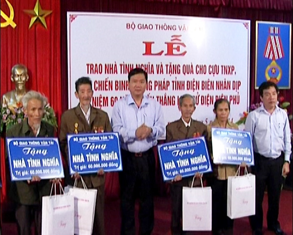 Bộ GTVT tặng nhà tình nghĩa và quà cho cựu TNXP và cựu chiến sĩ Điện Biên