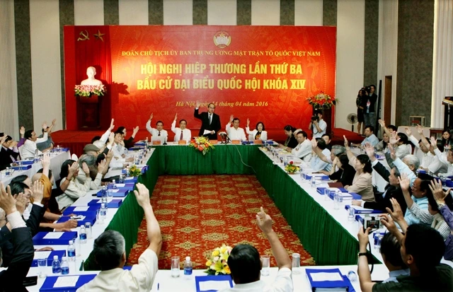 Các đại biểu dự Hội nghị hiệp thương biểu quyết thông qua danh sách đại biểu bầu cử Đại biểu Quốc hội khóa XIV.