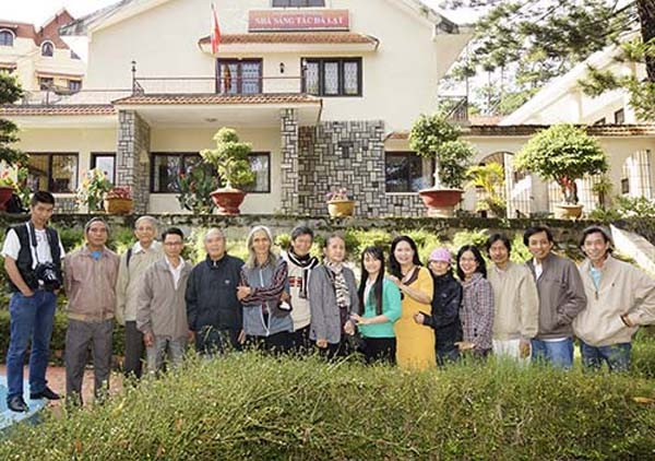 Đoàn văn nghệ sĩ Tiền Giang trước nhà sáng tác Đà Lạt. Ảnh: LÊ TƯ