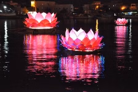 Thả hoa đăng trên đấm Đông Hồ trong lễ hội năm 2012