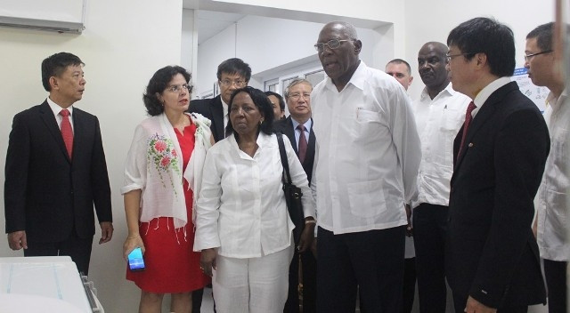 Đồng chí Salvado Valdés Mesa và các đại biểu thăm khoa khám bệnh Bệnh viện hữu nghị Việt Nam-Cuba Đồng Hới.
