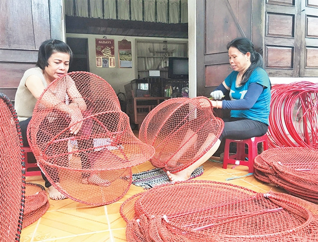 Hội viên phụ nữ phường Hòa Thọ Tây (quận Cẩm Lệ, TP Đà Nẵng) tham gia đan lồng lưới, tạo thu nhập cho gia đình.