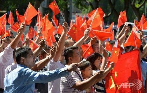 Người dân Trung Quốc phản đối bên ngoài Đại sứ quán Nhật Bản tại Bắc Kinh (ảnh: AFP)