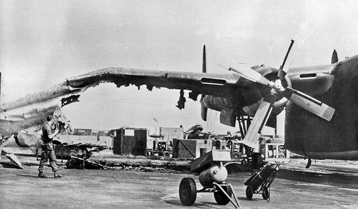 Máy bay vận tải C.119 của Mỹ ở Sân bay Tân Sơn Nhất bị quân Giải phóng phá hủy (2-1968). Ảnh tư liệu