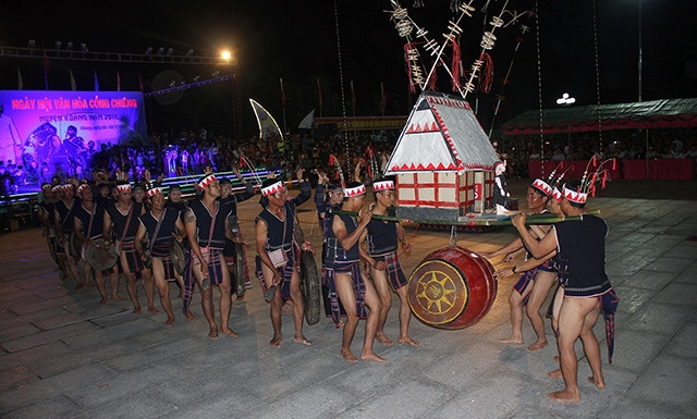 Nhịp điệu cồng chiêng làm mê hoặc người xem.