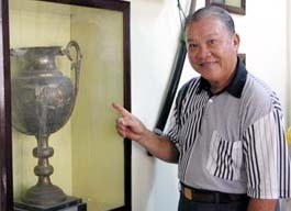 Cựu danh thủ Lê Văn Tiết với chiếc cúp
vô địch miền Nam đoạt được năm 18 tuổi.