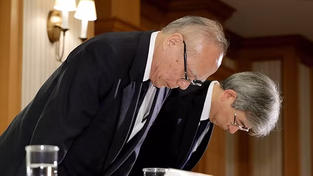 Lãnh đạo Trường đại học Y Tokyo xin lỗi về vụ bê bối sửa điểm thi. Ảnh: KYODO