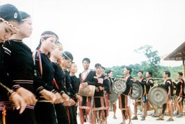 Bà con dân tộc Ê-đê trong ngày hội.