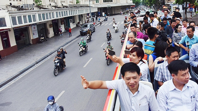 Xe buýt hai tầng vận hành thử trên phố Hà Nội sáng 30-6. Ảnh: DUY LINH