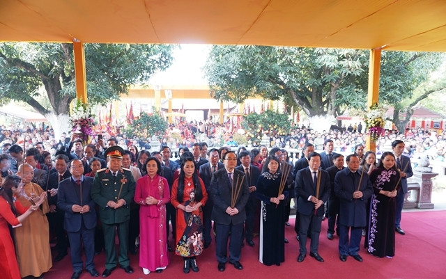 Các đại biểu dâng hương tưởng nhớ Hai Bà Trưng.