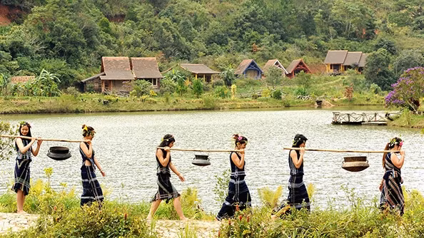 Không gian sống của đồng bào dân tộc Cơ Ho ở Lâm Ðồng hấp dẫn du khách.