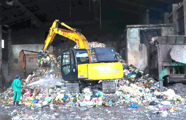 Tiếp nhận rác đầu vào tại Nhà máy xử lý rác thải TP Cà Mau.