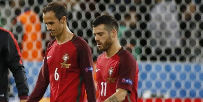 Hậu vệ Ricardo Carvalho (bên trái) thất vọng sau trận hòa 0-0 với đội tuyển Áo. (Ảnh: Reuters). 