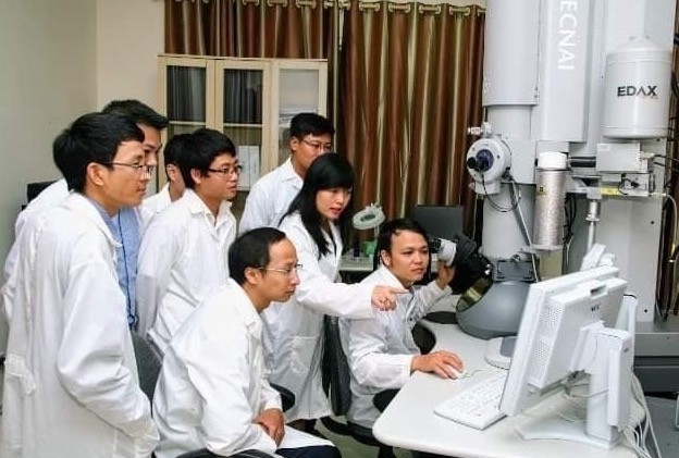 Sinh viên Trường đại học Khoa học Tự nhiên thực hành trong phòng thí nghiệm (Ảnh: VNU)