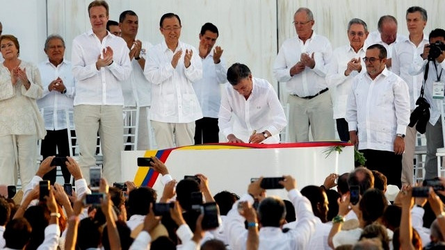 Tổng thống Colombia Juan Manuel Santos (trái) cùng lãnh đạo Timoleon Jimenez của FARC (phải), ký thỏa thuận hòa bình tại Cartagena, Colombia, ngày 26-9-2016. (Ảnh: Reuters)