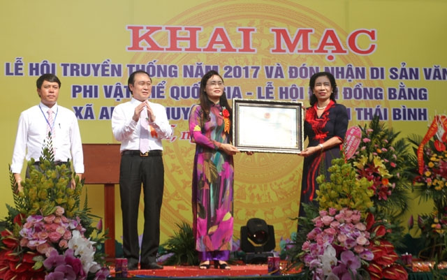 Thứ trưởng Bộ Văn hóa, Thể thao và Du lịch Đặng Thị Bích Liên trao Bằng chứng nhận cho chính quyền địa phương.