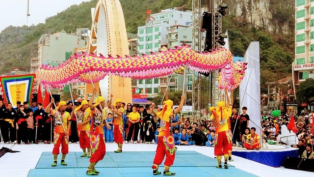 Múa rồng trong Lễ hội nghề cá Cát Bà 1-4 hằng năm.