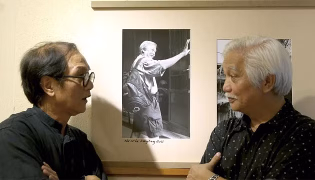 NSNA Nguyễn Hữu Bảo (trái) với nhân vật ảnh của mình.