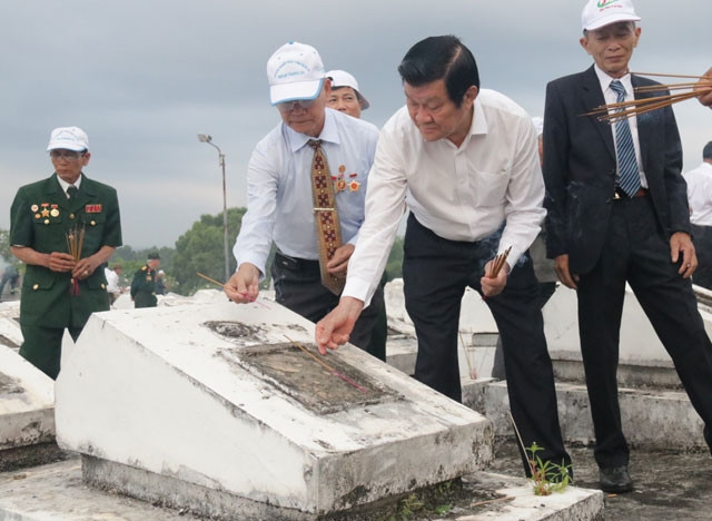 Nguyên Chủ tịch nước Trương Tấn Sang thắp hương cho các đồng đội đã hy sinh.