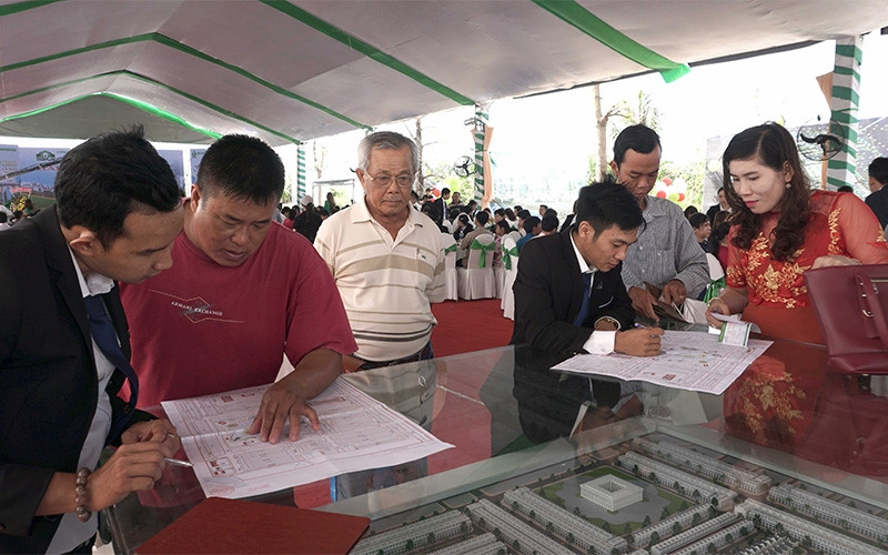 Đông đảo khách hàng đến tìm hiểu cơ hội đầu tư tại Happy Home Cà Mau.