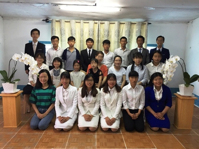 Các tín đồ của “Hội thánh đức chúa trời” chuẩn bị nghe rao giảng. (Ảnh do Công an cung cấp).