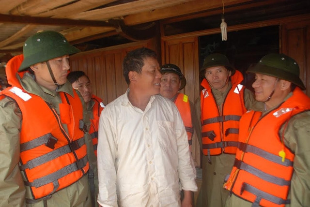 Lãnh đạo tỉnh Hà Tĩnh thăm hỏi, động viên gia đình ông Trần Đình Hóa ở xóm Hương Đồng, xã Lộc Yên (Hương Khê) khắc phục khó khăn do mưa lũ. Ảnh: THÀNH CHÂU