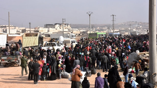 Người dân Xy-ri sơ tán khỏi A-lép-pô. Ảnh ROITƠ