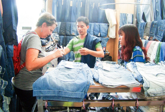 Nhiều người Nga làm việc, du lịch tại Việt Nam tìm đến chợ Nga mua hàng. 