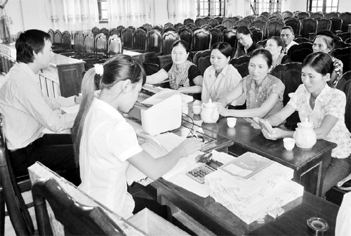 Các tổ lưu động của NHCSXH đưa vốn vay xuống trực tiếp cho người nghèo, đối tượng chính sách ở cơ sở.