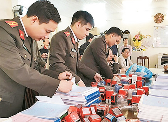 Lực lượng an ninh kinh tế kiểm tra tang vật vụ mua bán trái phép hóa đơn lên tới hơn 1.000 tỷ đồng xảy ra tại quận Thanh Xuân (Hà Nội).