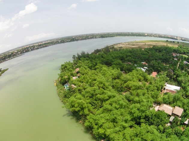 Ngôi làng bên sông nhìn từ trên cao.