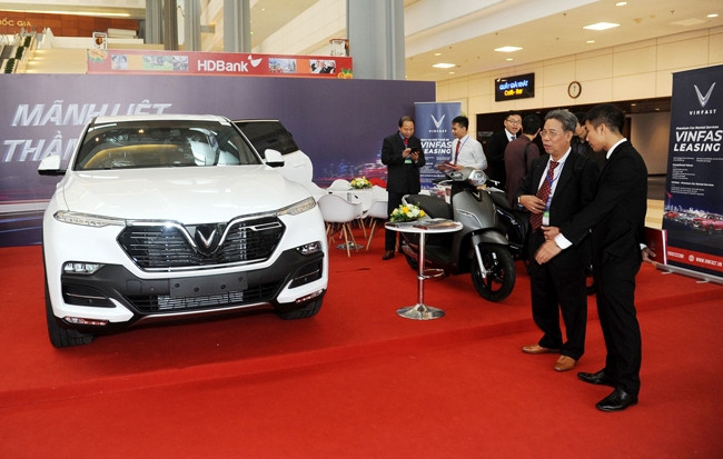 Khách tham quan gian hàng triển lãm tại hội nghị. Ảnh: QUANG PHÚC