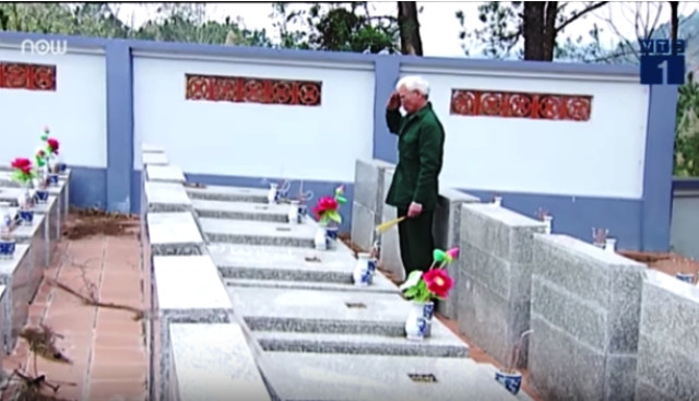 Anh hùng LLVT Lý Trung Phẩm - đồng đội của tác giả, tại Nghĩa trang Liệt sĩ Bản Chắt (Đình Lập - Lạng Sơn). (Ảnh cắt từ clip của VTC1)