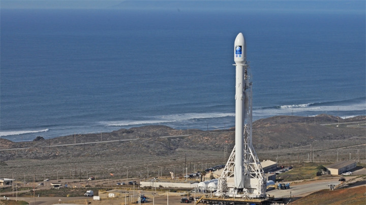 Tên lửa Falcon 9 với nhiệm vụ đưa vệ tinh Jason-3 lên quỹ đạo (ảnh NASA).
