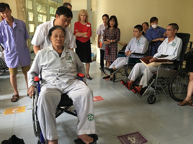 Bàn giao và hướng dẫn sử dụng xe lăn.