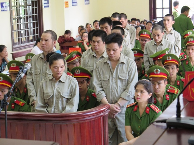 Các bị cáo trong đường dây mua bán, vận chuyển ma túy bị truy tố trước phiên tòa.