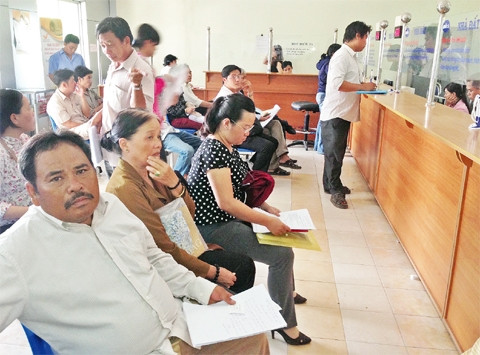 Người dân đến làm thủ tục giấy tờ tại trụ sở UBND huyện Bình Chánh.