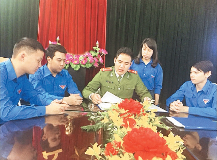 Đồng chí Bùi Xuân Thắng (người ở giữa) họp bàn phương án bảo đảm trật tự đô thị trên địa bàn phường Đồng Xuân.