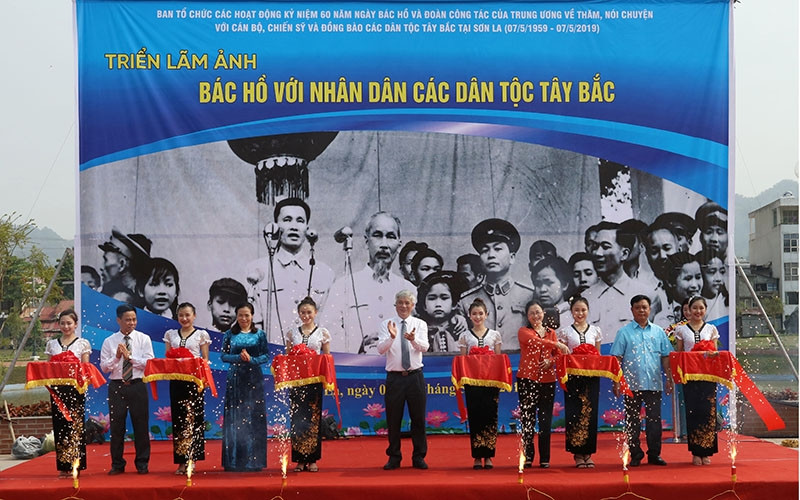  Triển lãm ảnh Bác Hồ với nhân dân các dân tộc Tây Bắc