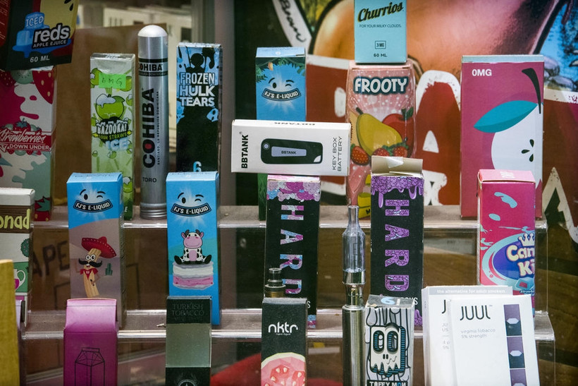 Thuốc lá điện tử đang phải đối mặt với sự phản ứng mạnh mẽ bởi các tác hại mà nó đưa lại (Ảnh: NYT)