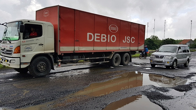 Quốc lộ 1, đoạn qua đèo Quán Cau, huyện Tuy An (Phú Yên) bị mưa lũ gây hỏng nặng.