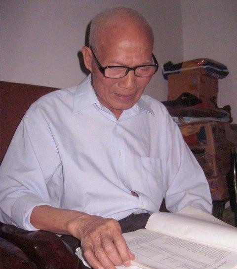 Đại tá Đặng Văn Nhiên xúc động lần tìm tên 10 liệt sĩ trong danh sách Đội văn nghệ Sư đoàn 361