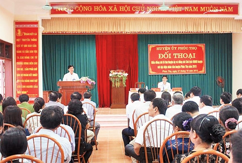 Một buổi đối thoại giữa lãnh đạo huyện Phúc Thọ với đại diện nhân dân các xã cụm 1 (năm 2015). Ảnh: HÀ THANH