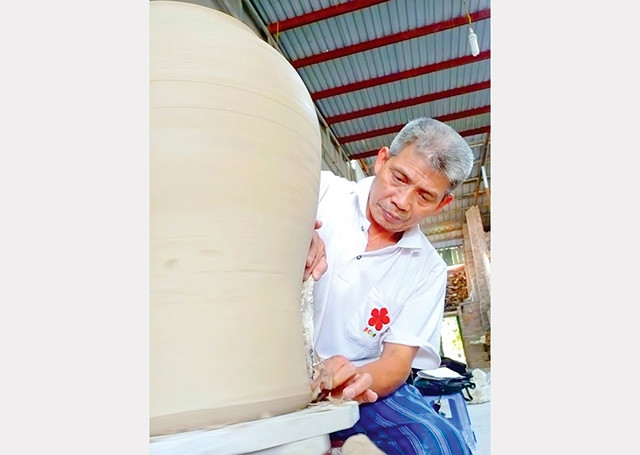 Nghệ nhân Ưu tú Vũ Xuân Năm hiện là người duy nhất còn sử dụng phương pháp đốt lò truyền thống ở làng Cậy (Hải Dương).